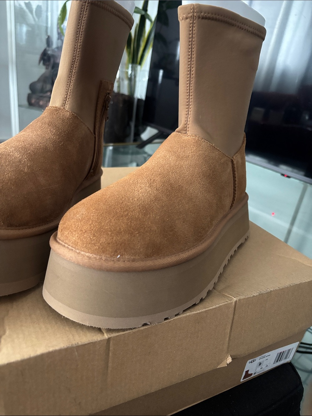 Ugg - Picture 2 of 16